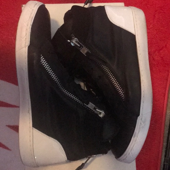 Steve Madden Graves - Picture 2 of 3